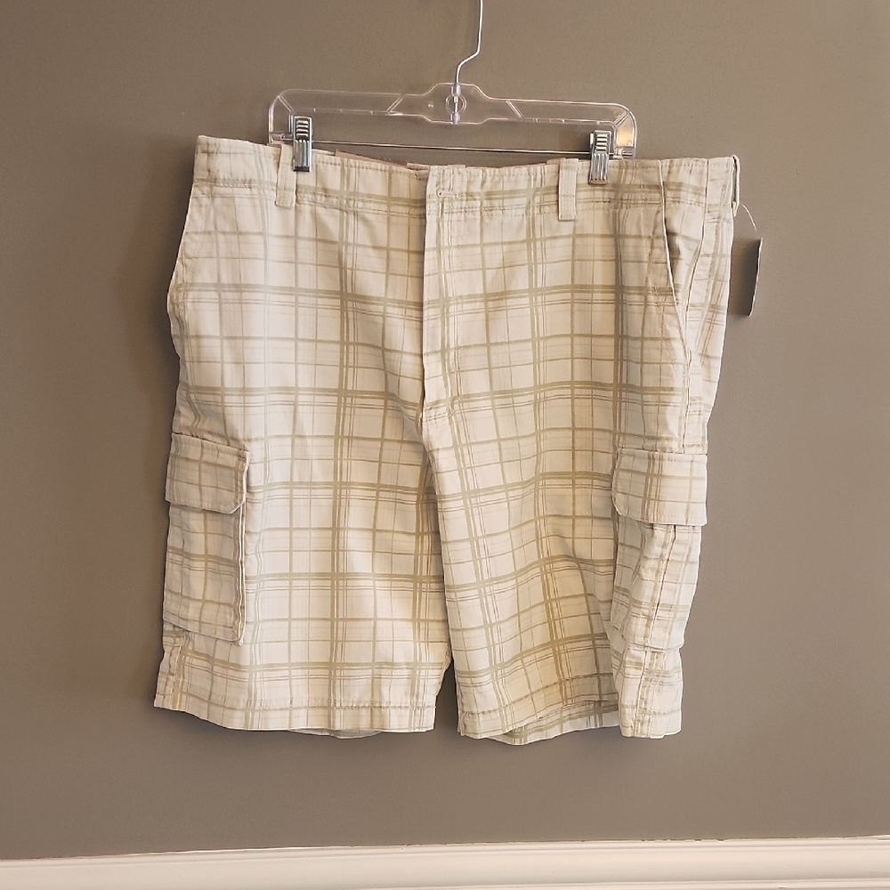 NWT Izod Men's Plaid Cargo Shorts - Beige And Light Green